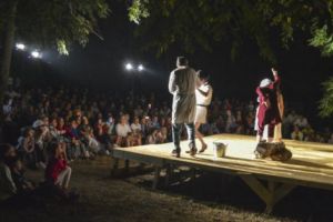 Sute de oameni au venit ÎN CURTEA UNUI SĂTEAN din Cornăţel pentru… teatru!