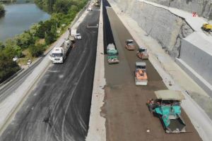 VIDEO DRONĂ: Pe Autostrada A1 Lugoj-Deva lotul 4, în “dealul liliecilor”, firma românească UMB a “atacat” al doilea sens de mers