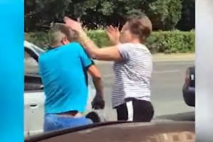 O femeie şi-a bătut soţul în plină stradă, în Arad. Scenele au ajuns pe internet (VIDEO)