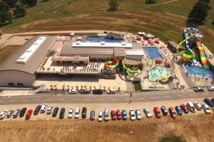 Investiţii noi în Aqua Park-ul de la Orăştie, cel mai apropiat loc de distracţie acvatică de Alba: Piscine cu opt tobogane pentru copii şi tiroliană din cinci tronsoane