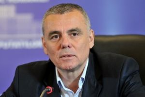 Ameninţare şi amânare: Universitarii orădeni nu ştiu cum să dreagă povestea diplomei ilegale date directorului Institutului Hurmuzachi