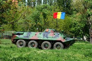 Zeci de blindate de la o unitate militară din Botoşani, vândute la licitaţie