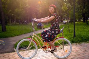 Asociaţia Bike Works a pus la cale o nouă ediţie SkirtBike având ca tematică Floral Fun