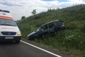 Șofer rănit şi maşină distrusă, în urma unei manevre interzise