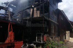 Un puternic incendiu a afectat joi la prânz un gater din localitatea Frumosu