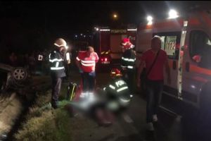 FOTO Accident cu patru victime, printre care un copil de 10 ani. Două maşini s-au ciocnit, apoi una s-a răsturnat