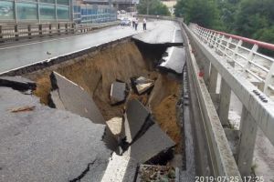 Imaginile groazei: Un drum principal din orasul Soci din Rusia s-a prabusit (galerie foto)
