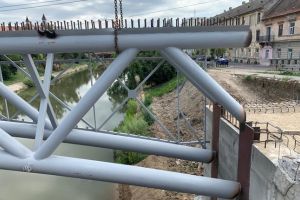 S-a montat prima grindă pe Podul Eroilor. Lucrările sunt în linie dreaptă, anunţă primăria