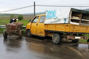 Căruţă izbită violent de o autoutilitară, în judeţul Satu Mare. Un bărbat a fost rănit grav