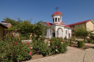 IPS Teodosie va oficia, duminica, Sfanta Liturghie la manastirea Sfanta Elena de la Mare