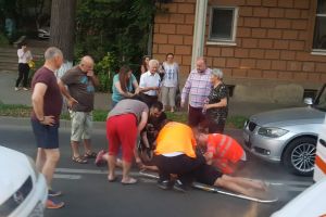 FOTO Accident! Un şofer din Botoşani a dat cu maşina peste o femeie, în apropierea unei treceri de pietoni