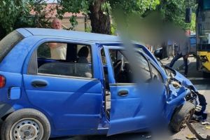 ULTIMĂ ORĂ: Două tinere rănite după ce au intrat cu maşina într-un autobuz