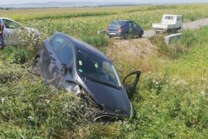 FOTO-ULTIMĂ ORĂ: La spital după ce a ajuns cu maşina pe câmp