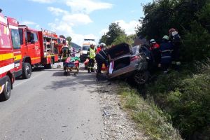 Grav accident rutier pe Dealul Dumitrei. Trei victime sunt încarcerate (FOTO)