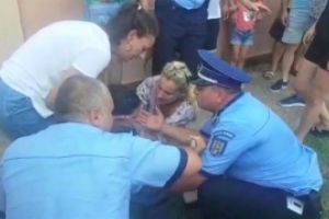 Imagini ȘOCANTE lângă casa groazei din Caracal - O femeie a leşinat şi poliţiştii i-au sărit în ajutor/VIDEO