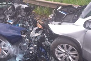 FOTO Accident mortal! O femeie a murit, iar alte 5 persoane au fost rănite după ciocnirea a două maşini