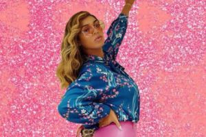 BEYONCE pozează în PANTALONI ROZ MULAȚI. Îşi arată FORMELE după ce a NĂSCUT GEMENI - FOTO
