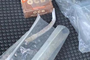 Mai puţini drogaţi pe străzi. Poliţia Locală a prins doi tineri care fumau pe o bancă din Piaţa Maria