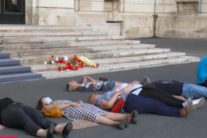 FOTO – Protest în faţa Ministerului de Interne după răpirea şi uciderea a două adolescente la Caracal