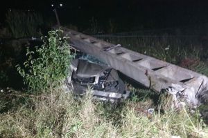 Maşină zdobită de un stâlp. Patru victime