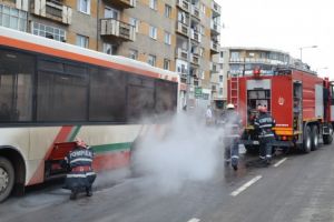 Autobuz în flăcări, în plină stradă. Pompierii au intervenit în forţă