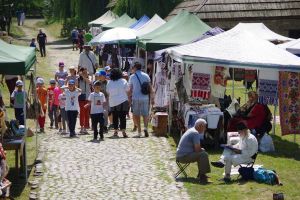 Bijuterii confecţionate pe loc din furculiţe de argint, jucării ecologice din lemn, muzică ...