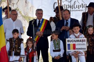 Peste 2.000 de artişti populari din patru ţări participă la Festivalul „Întâlniri ...