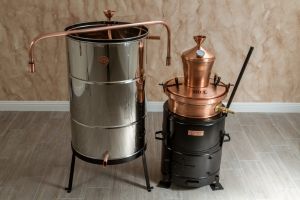 Mirosul de ţuică rămâne pe strada Soarelui. Primarul Creţu: Distileria funcţionează legal, ca să se ştie