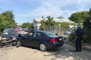 FOTO Accident pe o stradă din Botoşani! Două persoane au fost rănite
