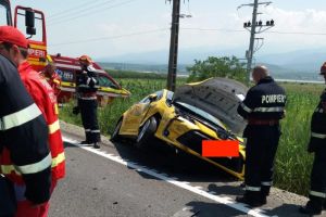 FOTO Trei persoane printre care o fetiţă, rănite într-un accident pe DN1 – Un taxi a lovit o altă maşină