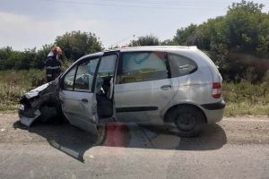 FOTO-ULTIMĂ ORĂ: Doi răniţi în urma unui accident pe şoseaua de centură