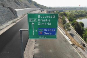 VIDEO DRONĂ: Pe Autostrada A1 Lugoj-Deva, lot 4, “dealul liliecilor” este “la negru”, fiind montat şi primul indicator rutier