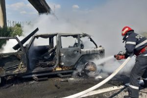Tulcea: Masina, distrusa de flacari pe DN22 (galerie foto)