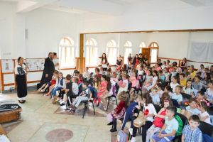 O cântăreaţă din Botoşani i-a învăţat pe copii despre cântecul şi portul popular la o biserică din Botoşani