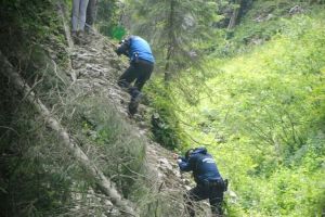 Familie salvată de jandarmii din Padiş, după ce fiica de 16 ani nu a mai reuşit să înainteze pe un traseu