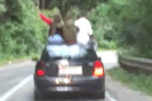 Şoferul şi amicii cocoţaţi pe capotă, GĂSIŢI şi SANCŢIONAŢI!