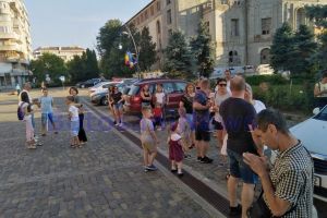 FOTO Manifestaţii la Botoşani după crimele de la Caracal. Zeci de persoane s-au adunat în Piaţa Revoluţiei