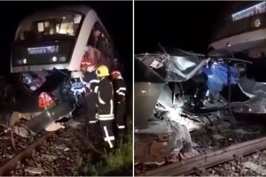 VIDEO. Maşină lovită de tren în judeţul Satu Mare. Autoturismul, târât sute de metri pe şine