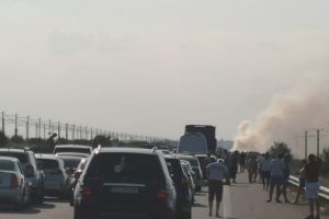 Un autoturism a luat foc pe Autostrada Soarelui. Aglomeraţie mare pe sensul de mers spre Bucureşti