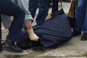 Șocant! Cadavrul unui bărbat găsit într-un sac, pe câmp