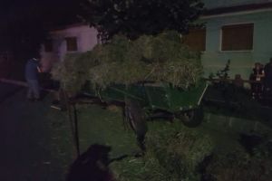 FOTO – Căruţă nesemnalizată lovită de o maşină al cărui şofer este băut – Căruţaşul e accidentat