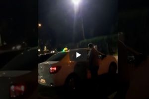 VIDEO Incredibil! Un botoşănean care hărţuia femei şi copii pe stradă, imobilizat de mai mulţi taximetrişti. Unde s-a întâmplat!