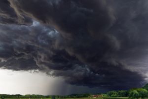 Fenomene meteo EXTREME: Cod GALBEN şi PORTOCALIU de FURTUNI şi GRINDINĂ