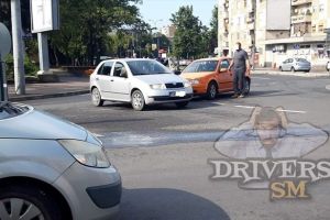 FOTO. Accident pe Drumul Careiului. Discuţii aprinse în sensul giratoriu