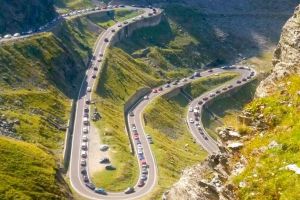 Aglomeraţie pe Transfăgărăşan – Salvamontiştii aflaţi în misiune la un pas să fie bătuţi