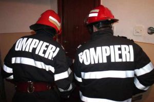 Persoană cu probleme medicale, blocată în interiorul unui apartament din Sebeş. Intervin pompierii