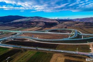 Autoturism în flăcări pe autostrada A10 Sebeş-Turda, în zona comunei Unirea. Intervin pompierii