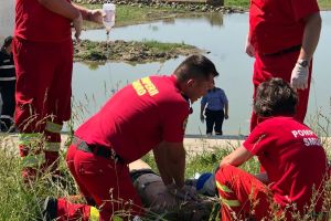 Tragedie la Botoşani! Un bărbat a murit după ce s-a înecat într-un pârâu