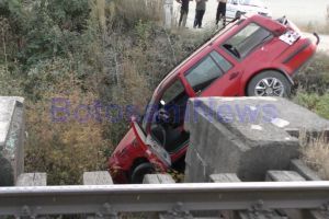 Maşină spulberată de tren! Două persoane, în stop cardiorespirator