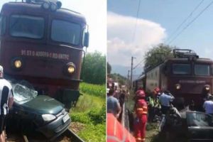 Foto| Accident mortal la trecerea la nivel cu calea ferată. Două persoane au decedat, în Bistriţa Năsăud, după ce o maşina a fost spulberată de tren